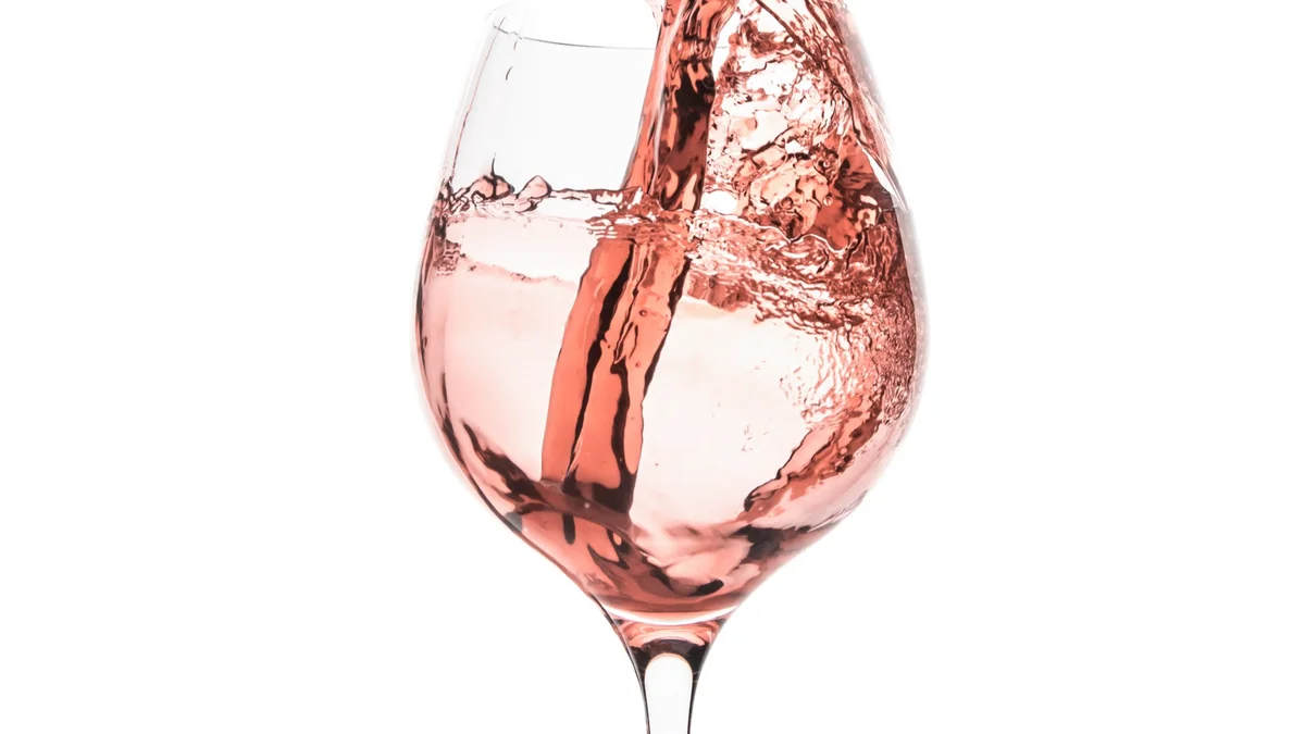 Rose wordt ingeschonken in een wijnglas